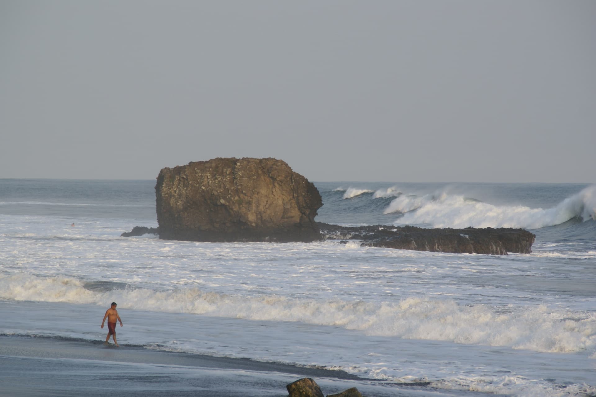The El Tunco rock formation at low tide — El Salvador