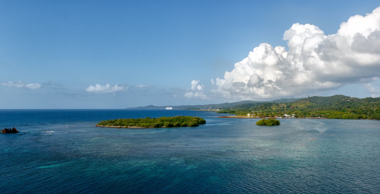 Turquoise Caribbean water off Roatán — Honduras