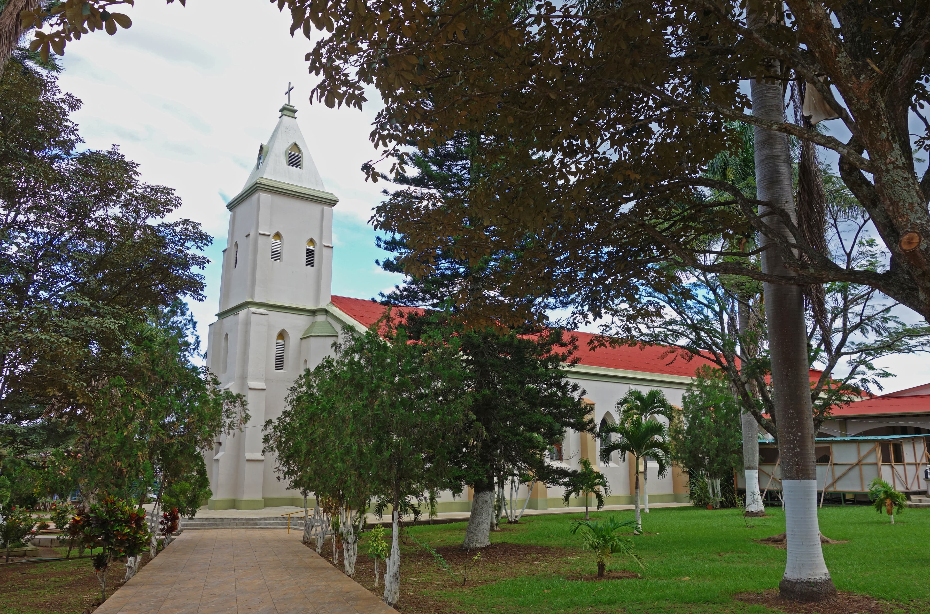 The Catholic church facing the central square — Atenas, Costa Rica