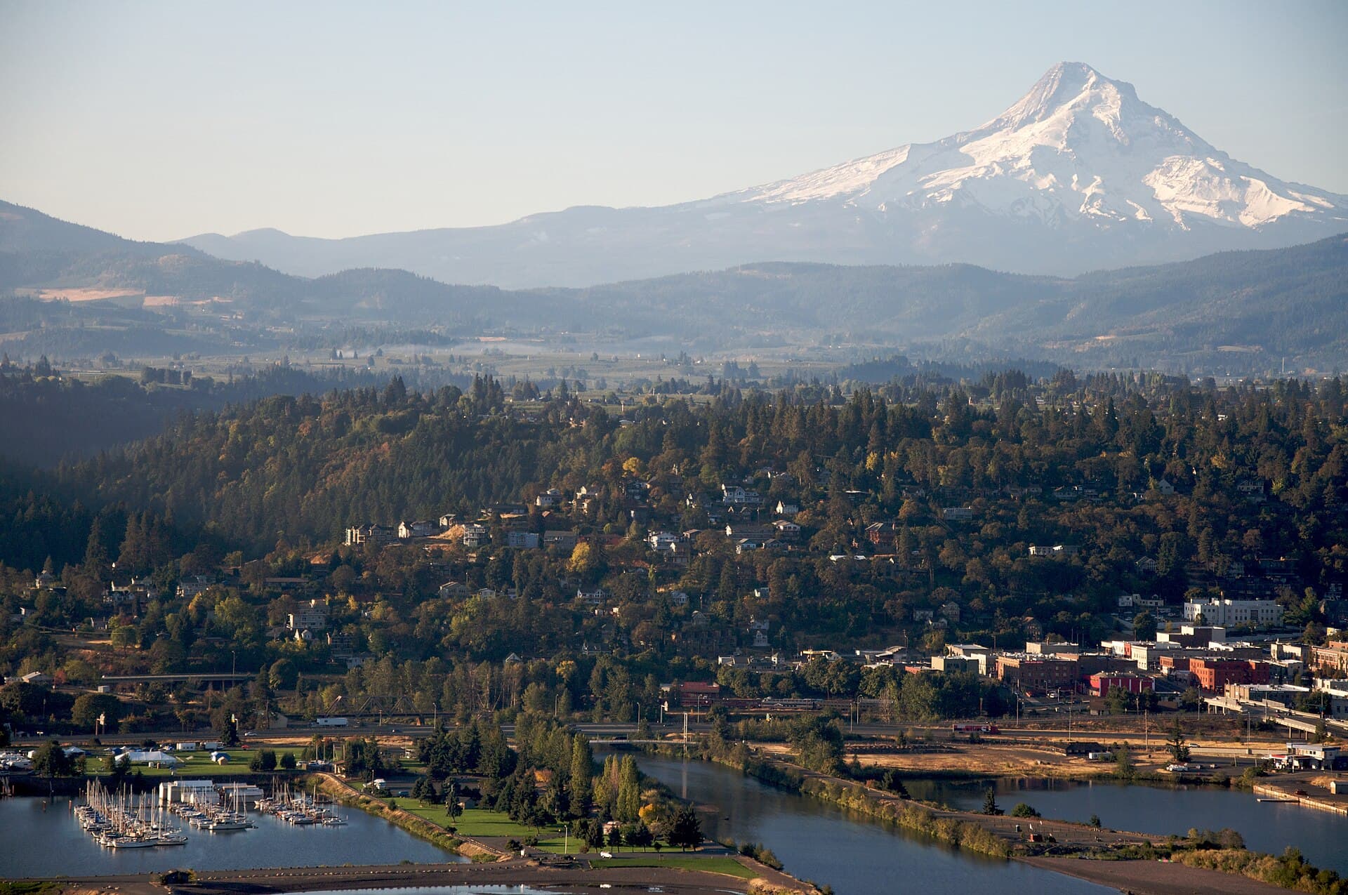Aerial of the town along the Columbia River — Hood River, Oregon