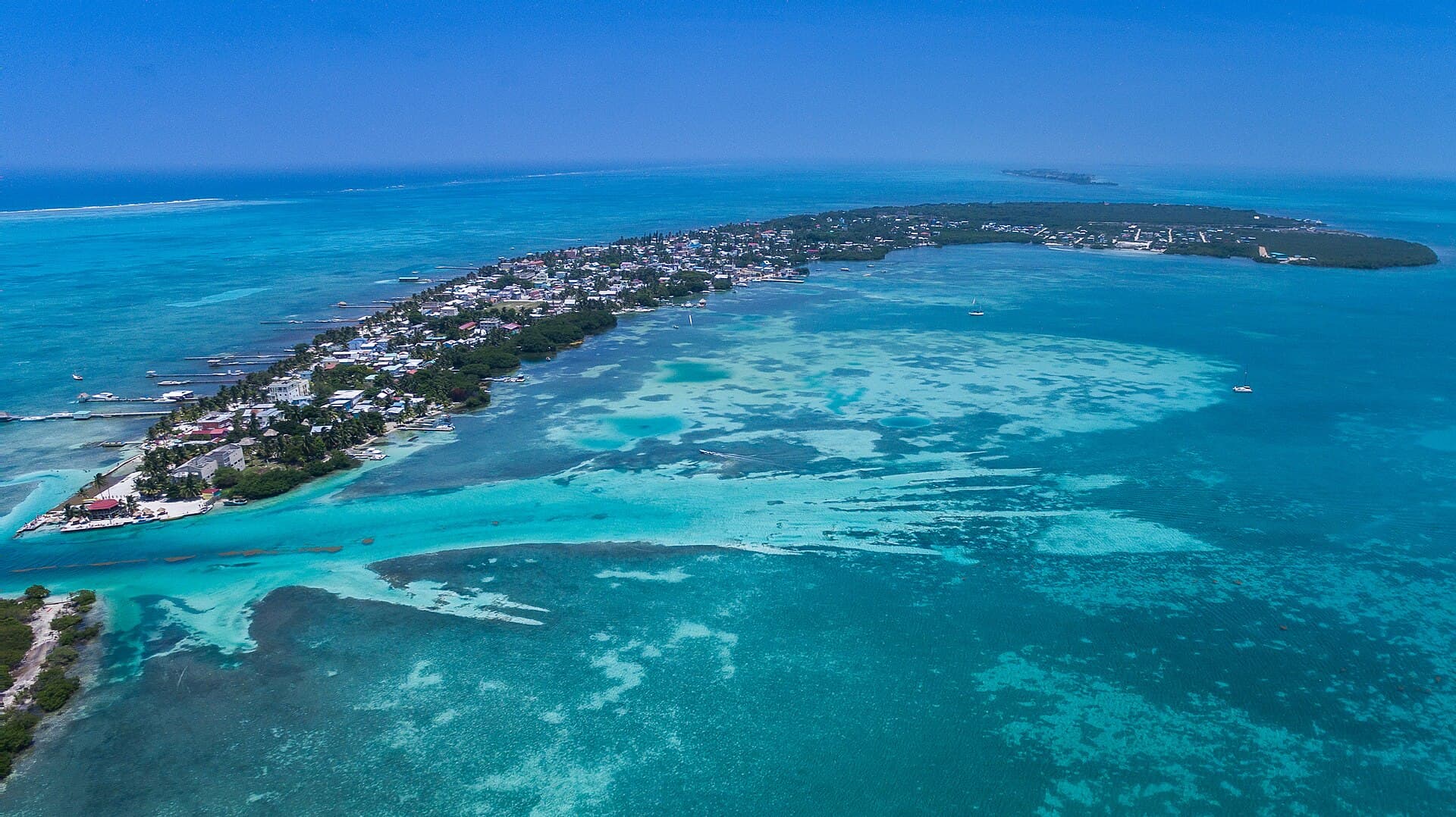 Aerial view of the island and barrier reef — Caye Caulker, Belize